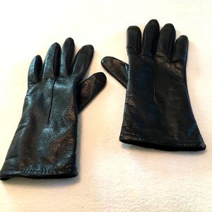 Women’s Black Leather Touchpoint Gloves in S/M